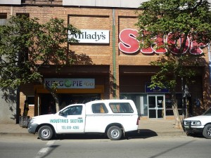 One of the street side shops in this mall, is King Pie 2 Go, where we had our mid morning snack,